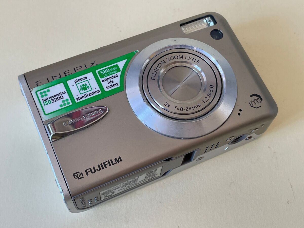 Fuji FinePix F30 6.3MP Super CCD Digital Camera -for parts Fuji FinePix F30 6.3MP Super CCD Digital Camera -for parts