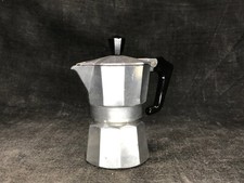 Ancienne cafetière italienne à expresso en aluminium , une tasse cafe bistrot 