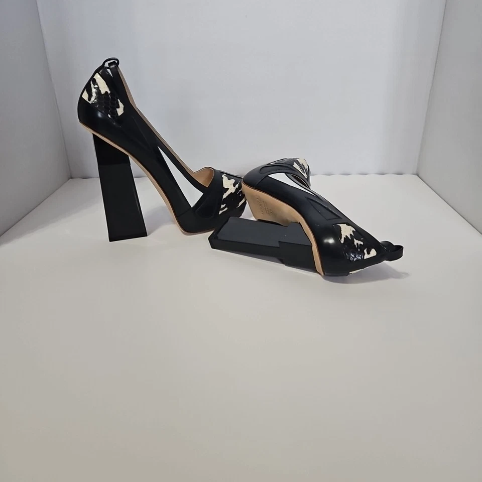 Zapatos de salón Aperlai Paris de plataforma en blanco y negro con tacones estructurales únicos Foto 4 de 4