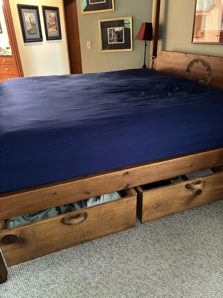 Cama de roble con póster tamaño king 4 artesanal. Hay cajones de almacenamiento grandes debajo Foto 3 de 4