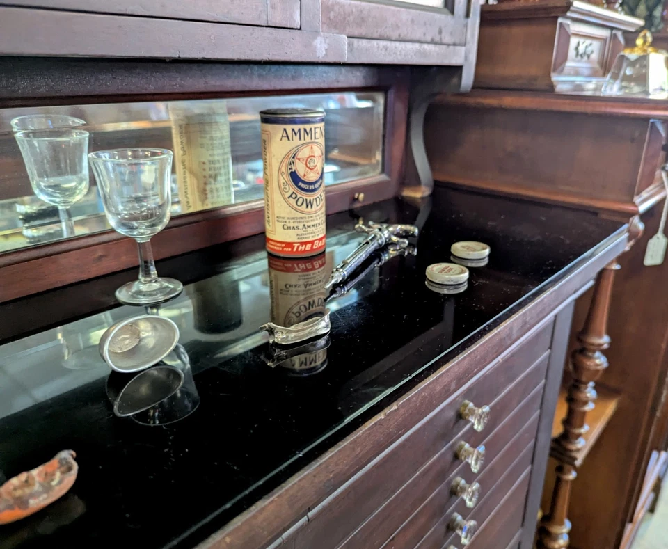 Excepcional tapa y puerta de vidrio macizo de caoba de los años 20 - gabinete dental de 21 cajones Foto 3 de 4