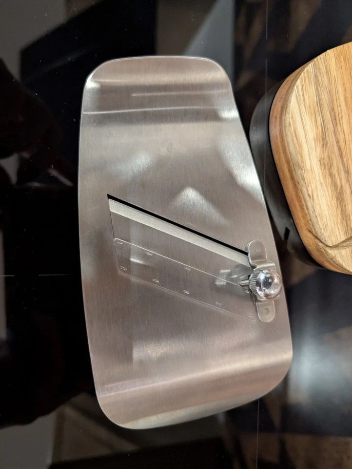 Gourmet-Hobel Tufo Ad Hoc Trüffelreibe Käsereibe mit Akazienholz Ständer Neuw. - Bild 4 von 4