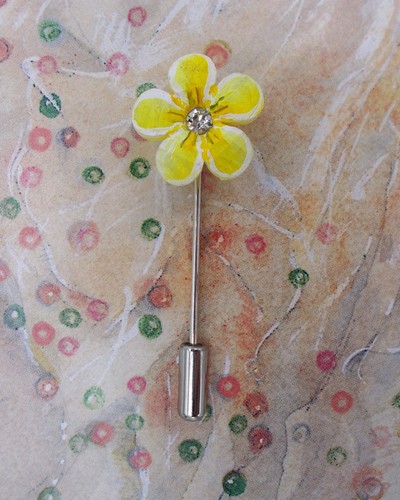 Small Yellow PRIMROSE PIN Yellow Primula Friendship Brooch Lapel HAND PAINTED - Picture 5 of 8