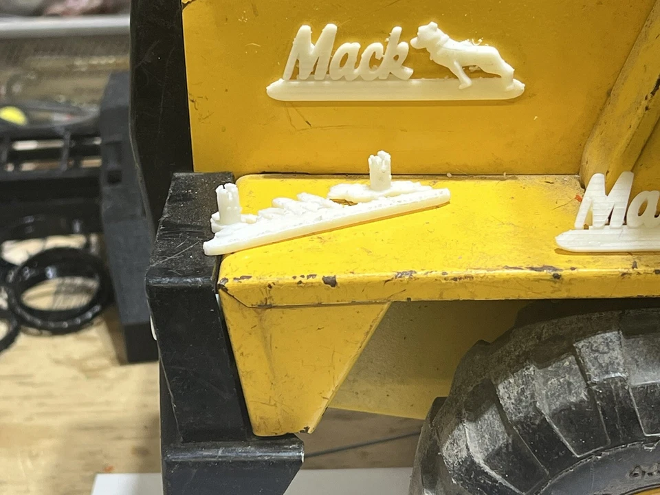 Insignias laterales de volteo Buddy L Mack de colección (SOLO INSIGNIAS LATERALES) Foto 3 de 4