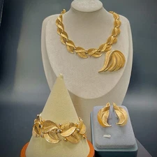 Beautiful Vintage Signed  Trifari Jewelry Set **WITH TAGS**