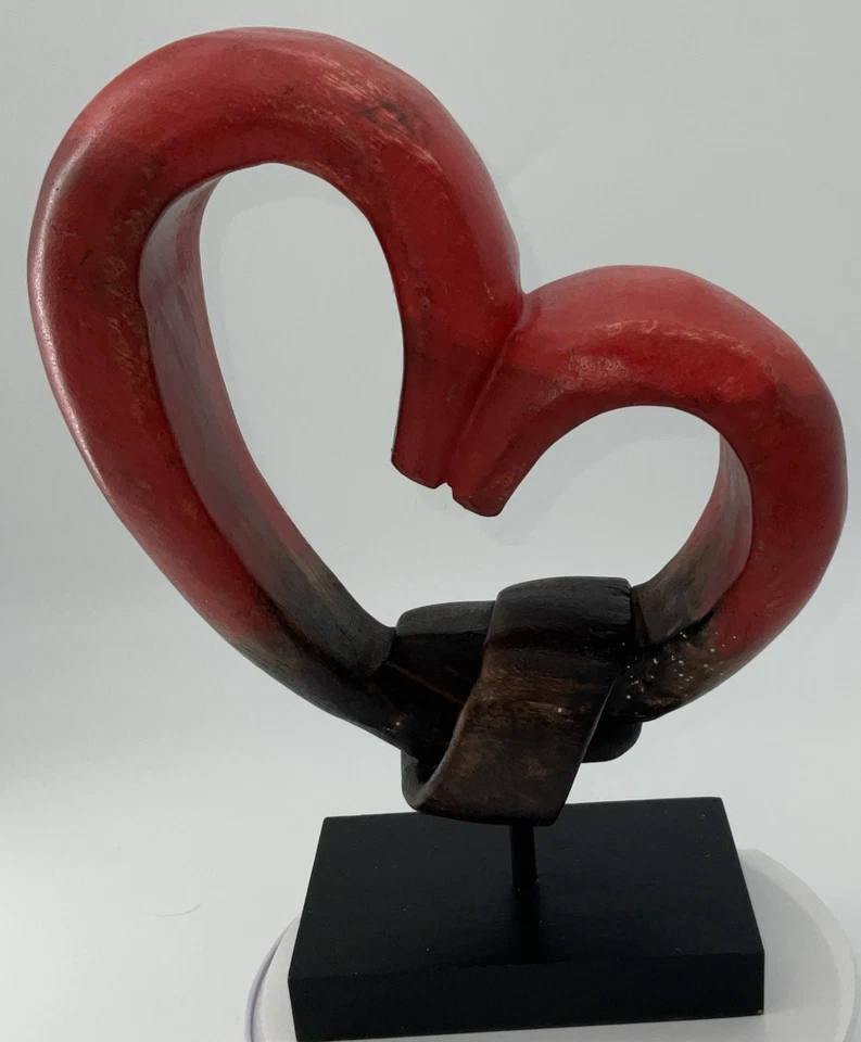 Arte artesanal de escultura de nudo de corazón de amor rojo y negro de madera sobre pedestal Foto 3 de 4
