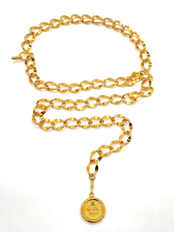 Cinto amuleto medalhão corrente entrelaçada couro Chanel 94P autêntico com caixa SKP070040 - Imagem 4 de 4