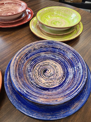 Amazon Basics 15-Piece Kitchen Dinnerware Set Plates Dishes Bowls, Service for 5 - Picture 2 of 6