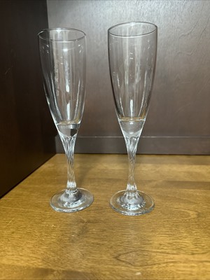 2 Circleware Champagne Glasses Clear Glass Twisted Stem 4 oz