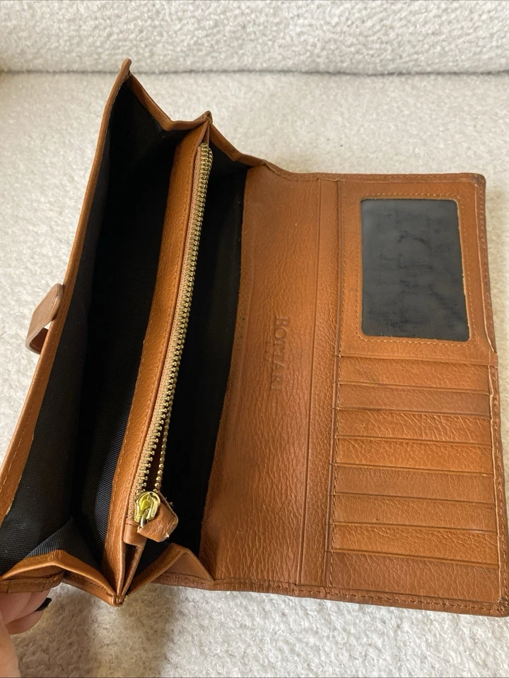 Cartera Bottari con estampado de cocodrilo en relieve en cuero marrón. Foto 3 de 4