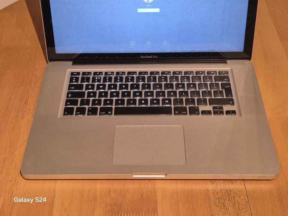 Apple MacBook Pro 15" A1286 2008 Core 2 Duo 2.4GHz 4GB Ram 50GB Hdd-Monain Lion - Image 3 of 4