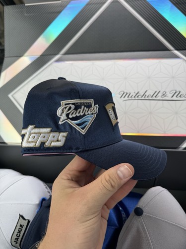 2025 Fanatics Fest Lids x Topps Padres Trevor Hoffman Hat Player Chase Series 2 - Picture 2 of 5