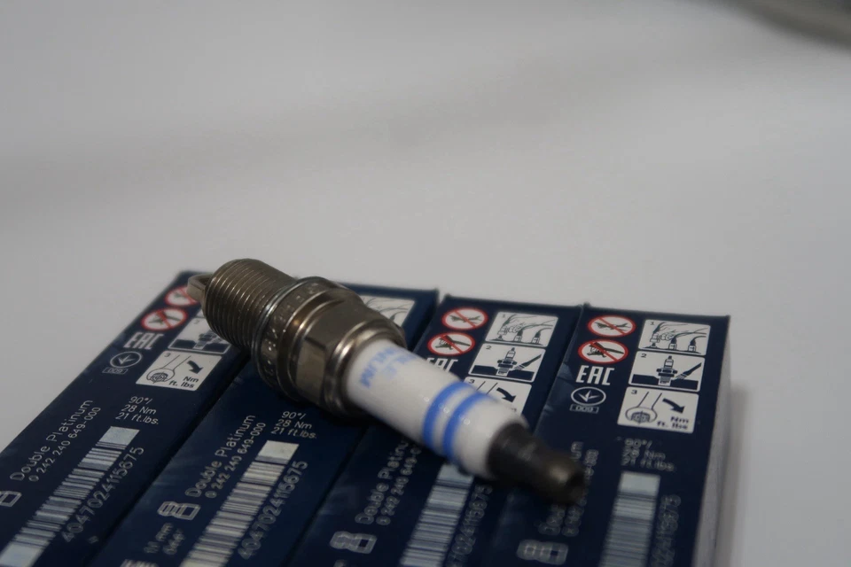 4 x BOSCH SPARK PLUGS DOUBLE PLATINUM FR6KPP33X+  - Image 2 of 4