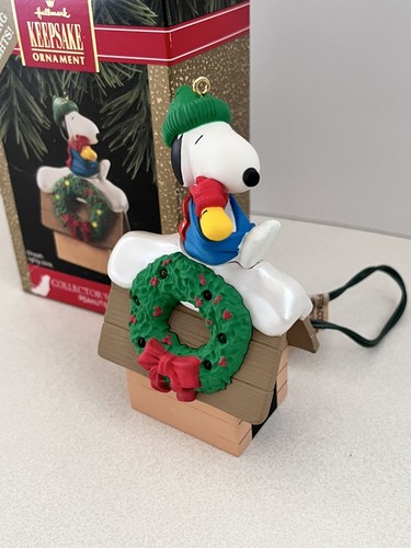 Vintage HALLMARK 1992 PEANUTS SNOOPY Wreath Doghouse Christmas ORNAMENT W/ Box - Picture 2 of 4