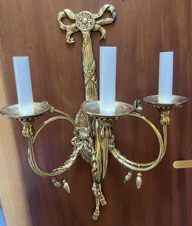 Aplique de pared eléctrico de latón estilo Luis XVI con diseño de borlas de cinta 20” 3 brazos Foto 2 de 4