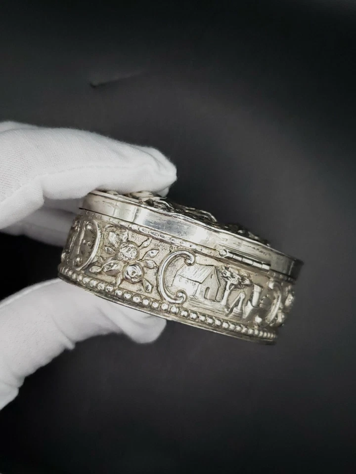 Caja de baratijas vintage holandesa Repousse escena de taberna de plata danesa 3 x 2 x 1 pulgada Foto 4 de 4