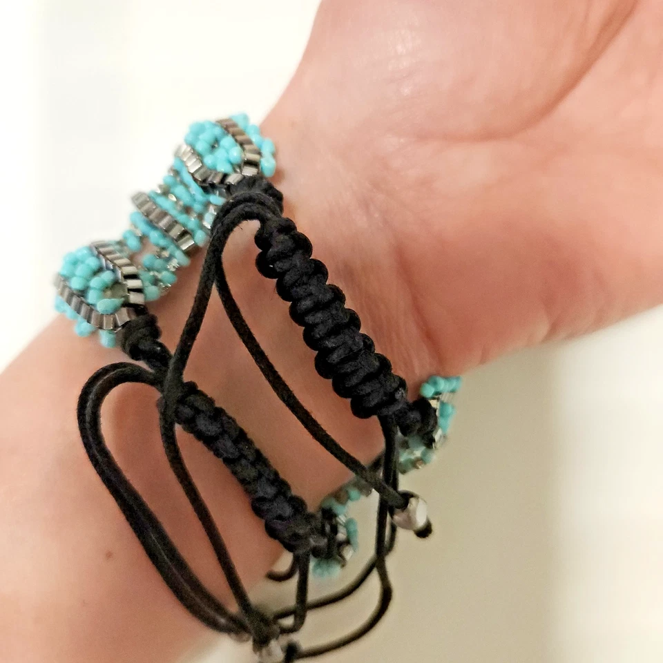 Brazalete ancho con cuentas Boho turquesa y hematita | Corbata ajustable de macramé Foto 2 de 2