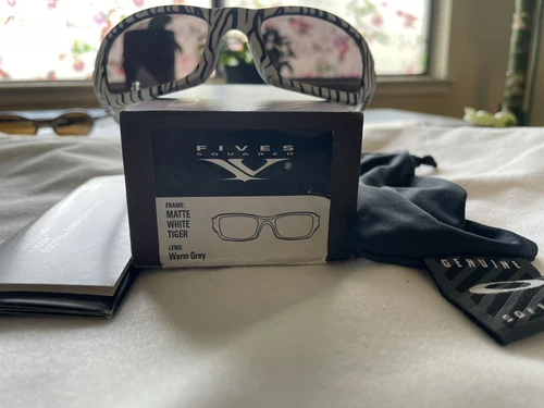 Oakley Fives Cuadrado Blanco Mate Tigre/Gris Cálido - Imagen 2 de 5
