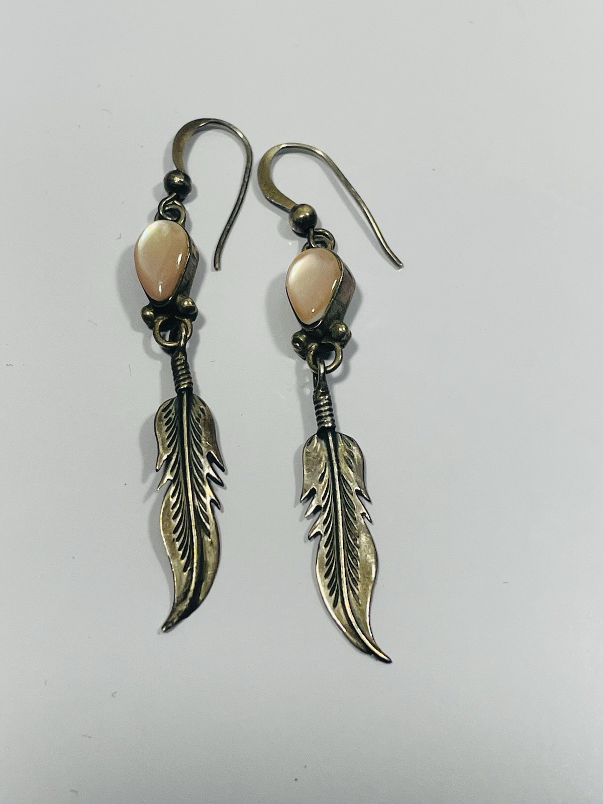 Vintage NAVAJO Sterling Silver Pink Mother Of Pearl Feather Drop Earrings