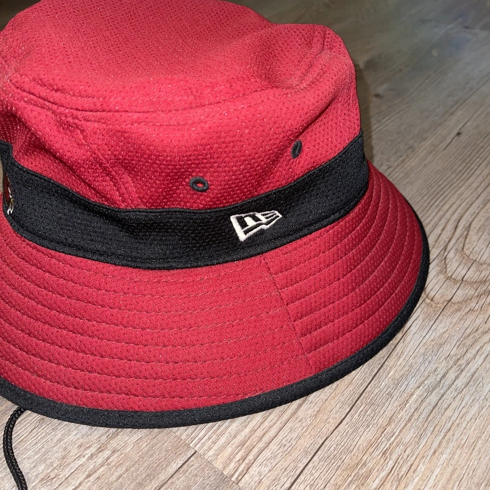 🏈 Arizona Cardinals New Era Rojo NFL Lateral Oficial Sombrero de Cubo Fútbol Foto 2 de 4