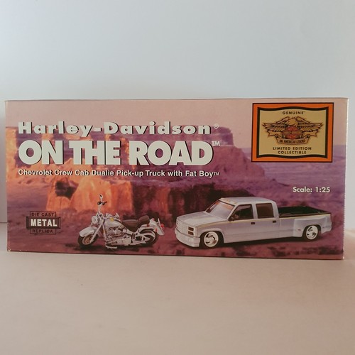 Chevrolet Crew Cab P/U with Fat Boy by Harley-Davidson 1:25 Scale 97890-98V - Picture 7 of 12
