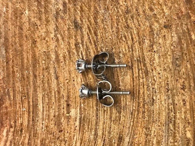 一双不锈钢低过敏性圆形耳钉 3 毫米 — 第 4/4 张图片