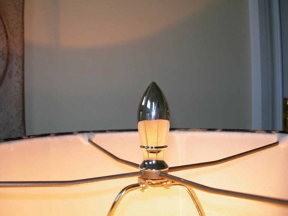 Lámpara de mesa Maitland Smith esferas negras plateada de latón pantalla de leopardo de lino Foto 4 de 4