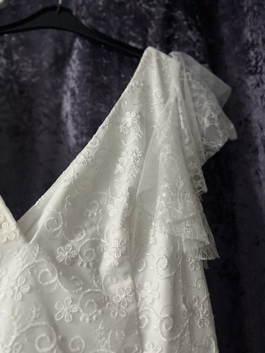 Women’s Beautiful White Laced Wedding Dress Worn Once Size 22 - Picture 11 of 16