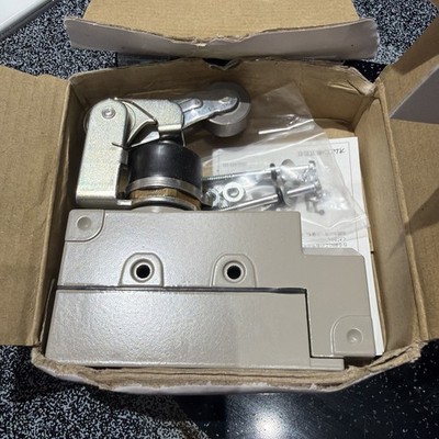 READ! Omron ZE-NA2-2S Limit Switch High Breaking Capacity Rollet Arm Lever USA!