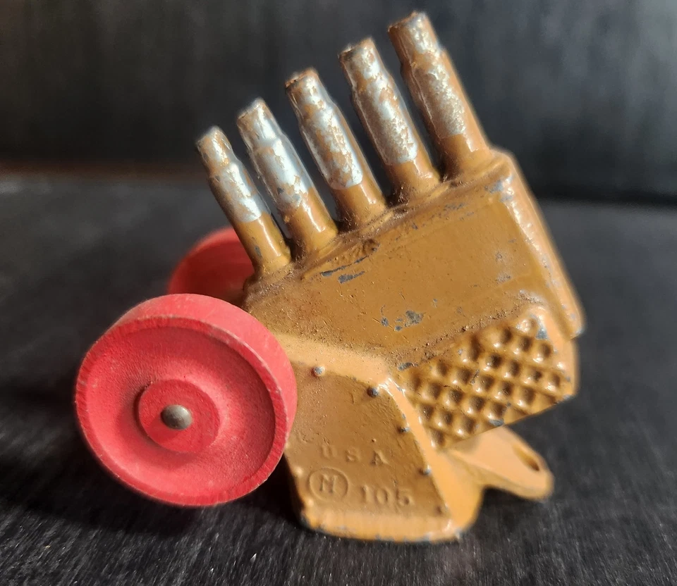 MANOIL VINTAGE 1930s M105 LEAD TOY 5 BARREL ANTI-AIRCRAFT ARTILLERY WOOD WHEELS - Image 2 of 4