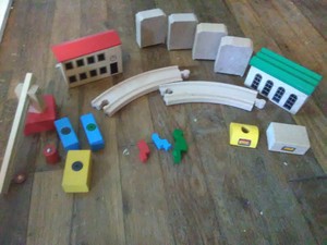 tren de madera con imanes