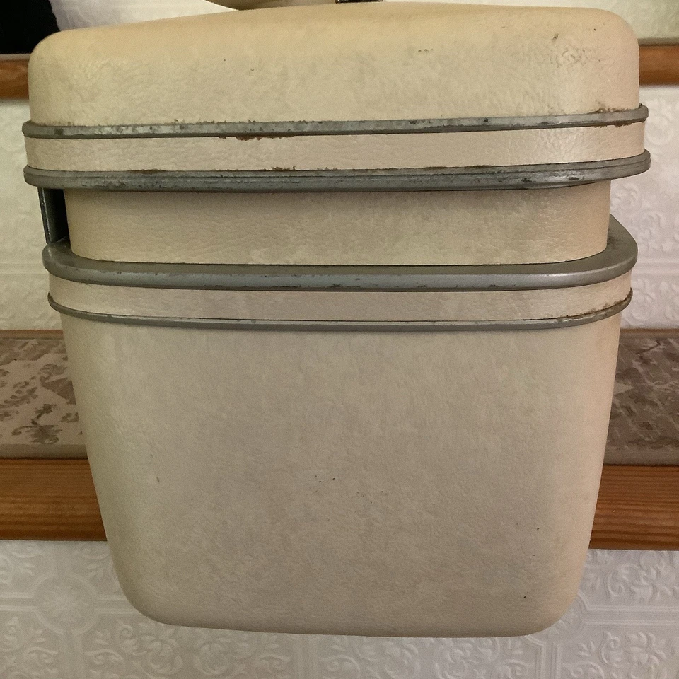 Vintage Samsonite Off White Makeup Train Case Tray Mirror Pockets Handle Key - Image 3 of 4