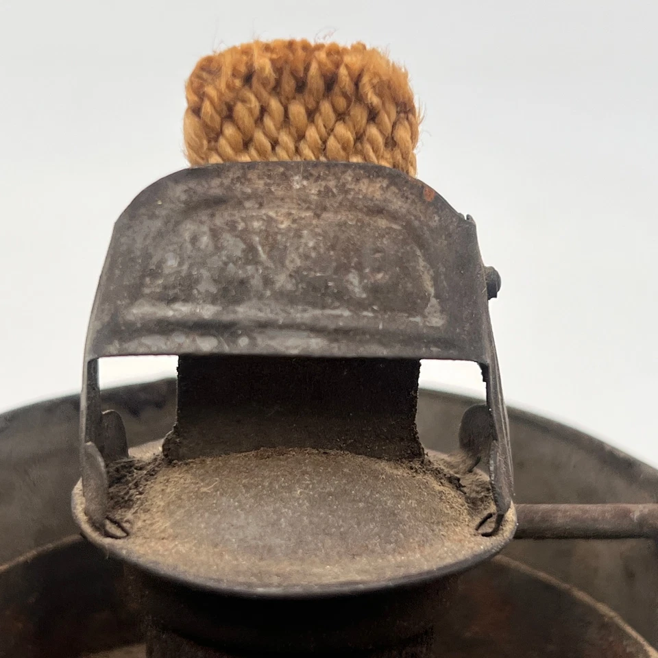 Antigua lámpara de aceite de queroseno con base de estaño negro linterna de ferrocarril Foto 4 de 4