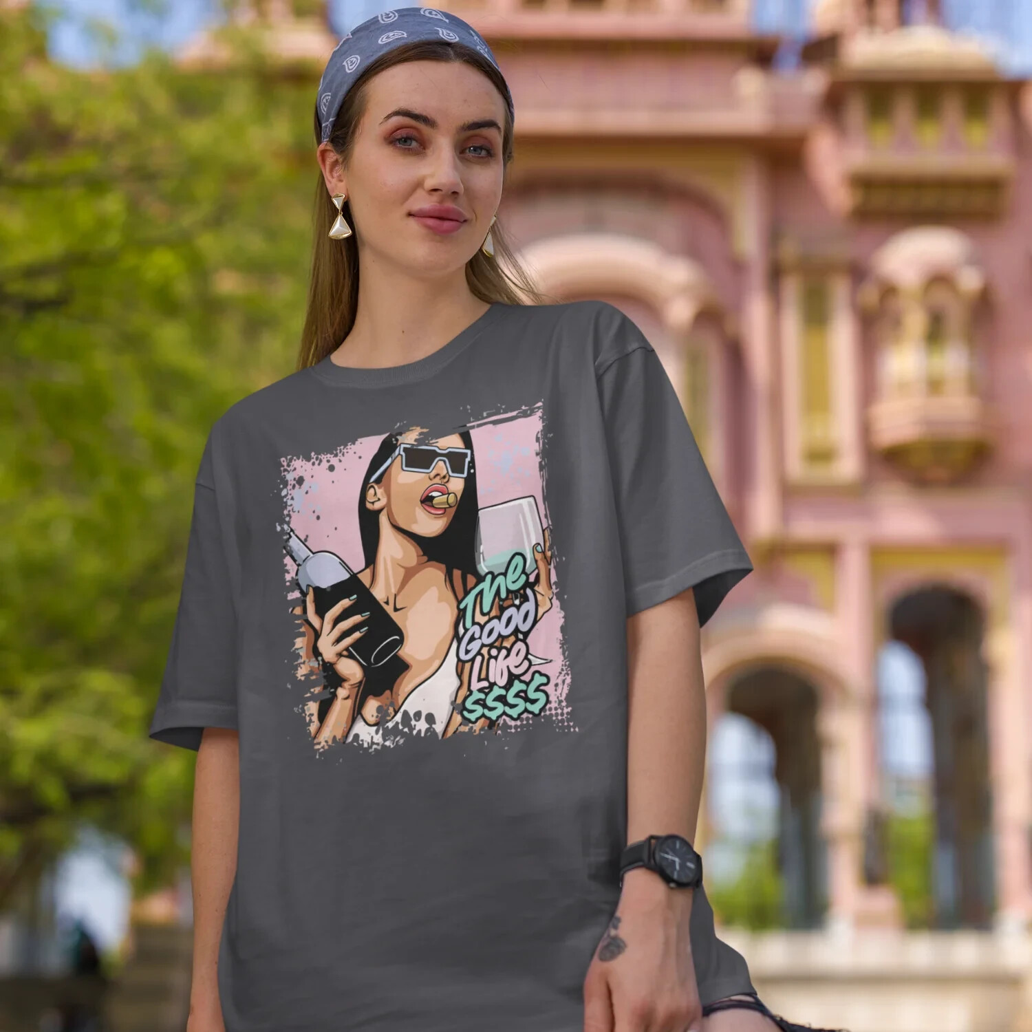 Chic Oversized Women's Streetwear Tee: Bold Graphics, Round Neck, Short Sleeves