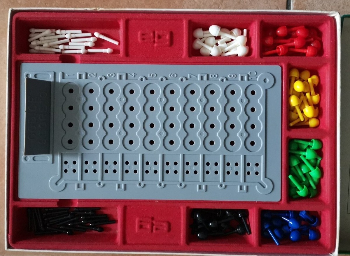 Hasbro Mastermind The Classic Code Cracking Game per bambini dagli 8 anni in su, per 2 giocatori