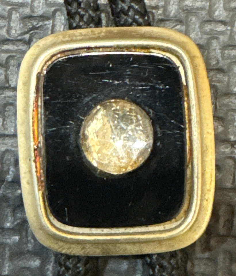 Corbata Bolo negra vintage con puntas de latón y tobogán de metal dorado | CLÁSICA Foto 2 de 4