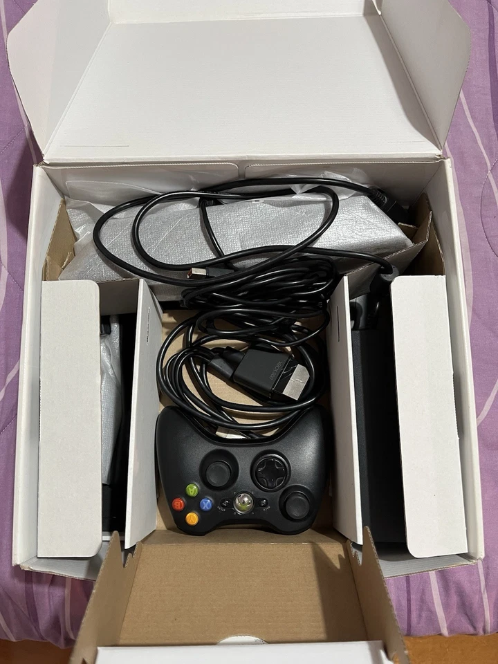 Console Microsoft Xbox 360 Slim Nera 4 GB con Kinect Gioco Box Scatola Originale - Immagine 3 di 4