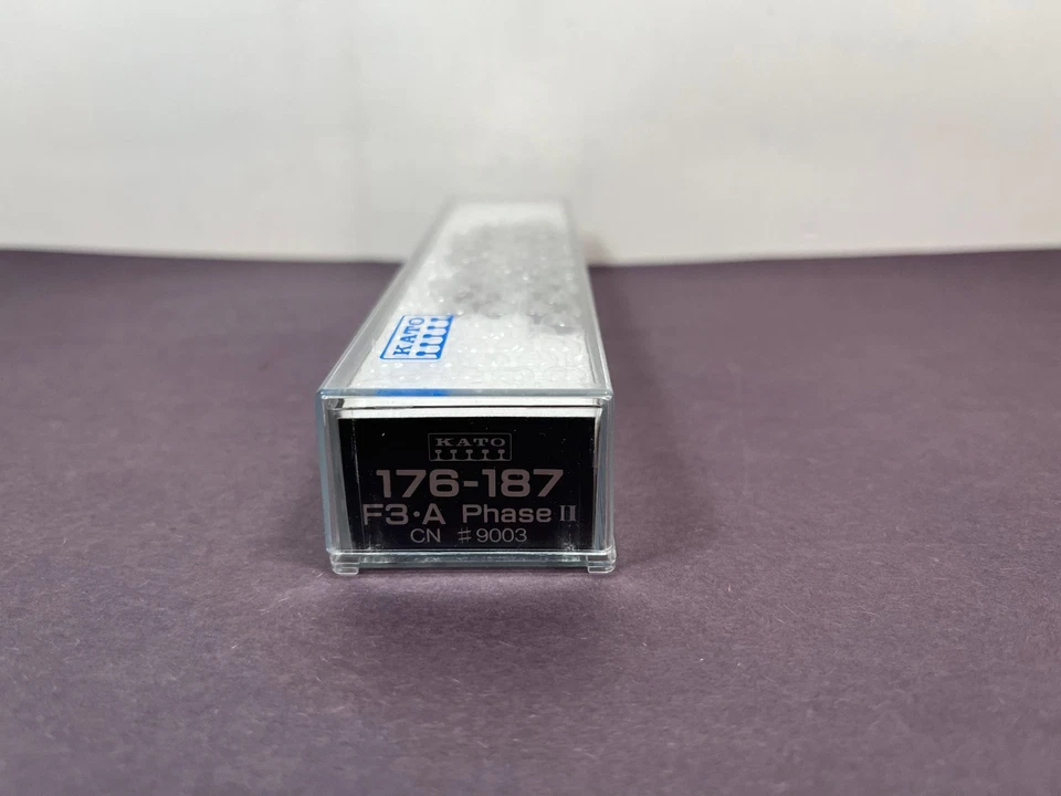 KATO 176-187 F3 A PHASE II NEW YORK CENTRAL CN #9003 N Scale Train Locomotive - Image 3 of 4