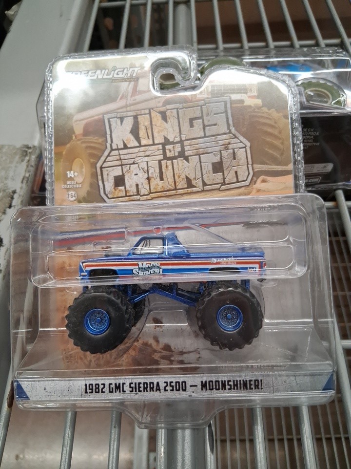 Greenlight Kings of Crunch Chase 1982 GMC Sierra 2500 Moonshiner