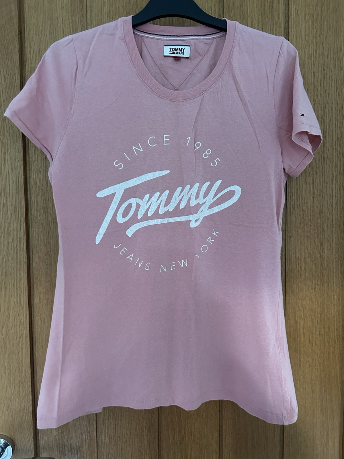 Tommy Jeans Essential Logo Tee carnival pink white script logo graphic Size M
