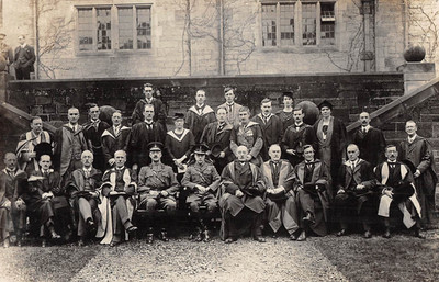 POSTKARTE ROYALTY HRH PRINCE OF WALES IN LINE UP (UNIDENTIFIZIERT) RPPC