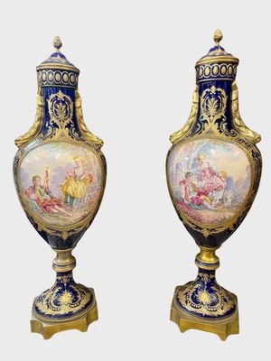 Paire de vases couverts style Sèvres Louis XVI en porcelaine, vers 1880 - Photo 1/4