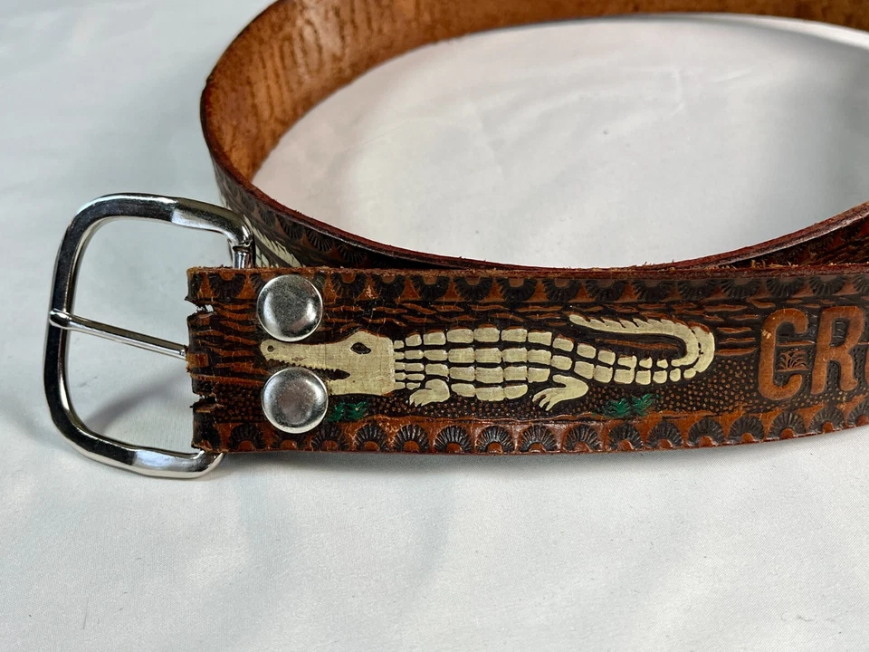 Cinto de couro marrom vintage feito à mão arte crocodilo branco - Artesanal - Imagem 2 de 4