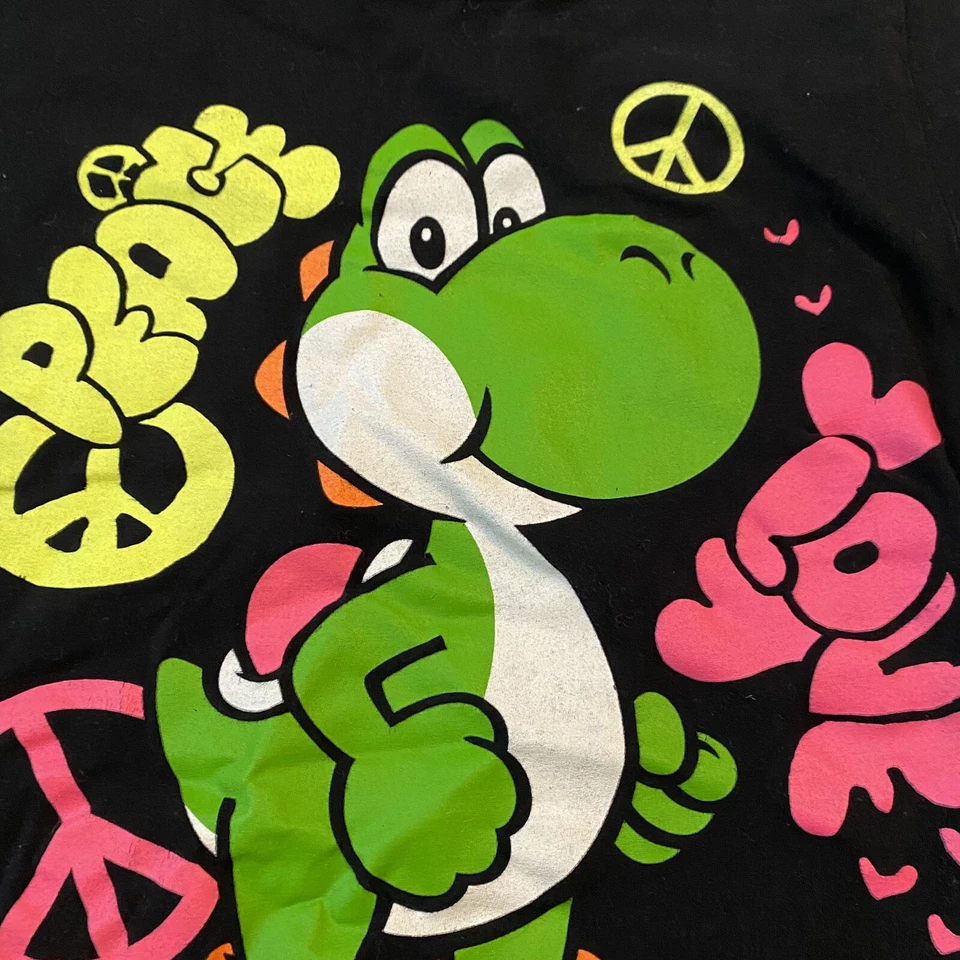 Camiseta Nintendo Super Mario Bros Yoshi Peace & Love Talla Mediana Color Negro Foto 2 de 4