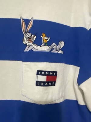  Jeans LOONEY TUNES コラボ Tシャツ   トミー トミーヒルフィガー トミージーンズ ルーニーチューンズ M レディース 白 Tommy Jeans X Looney Tunes Bugs Bunny Tee | Urban Outfitters