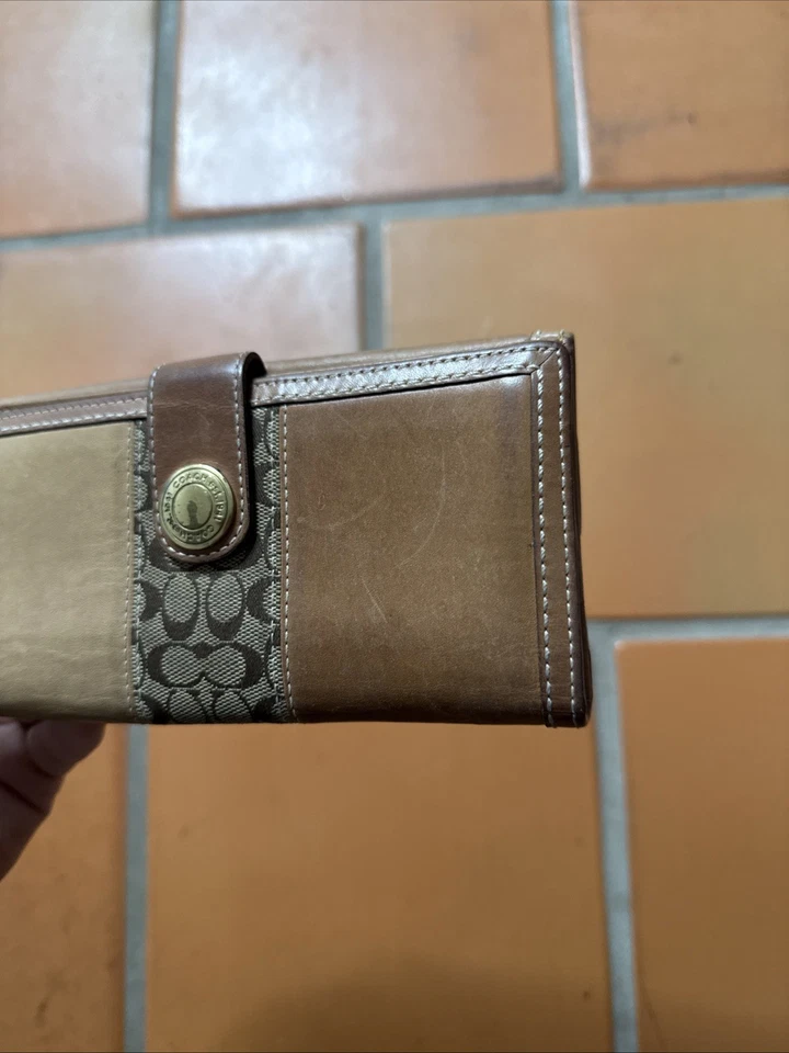 Cartera Bolso Cartera Coach Saddle Cuero Marrón Firma Rayas C Doble Plegable Usado ¡RARA! Foto 3 de 4