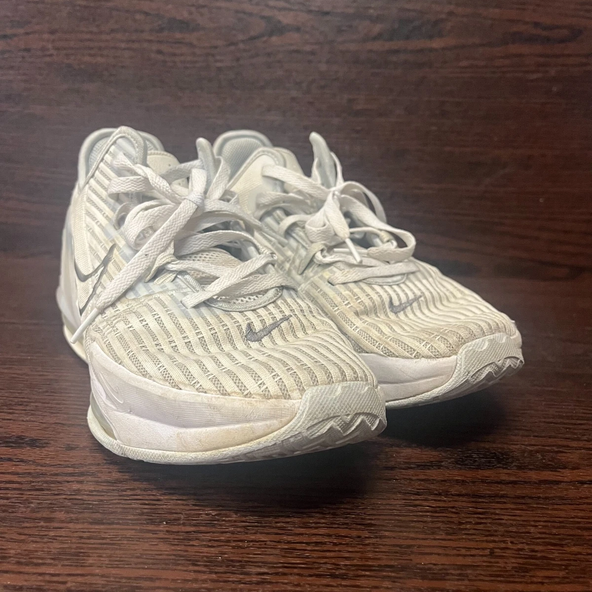 Preços baixos em Nike LeBron Witness 6 Summit White Metallic