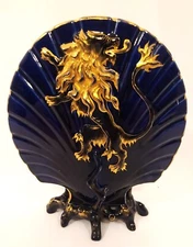 VINTAGE RARE COBALT BLUE LION HERALDIC SHELL VASE