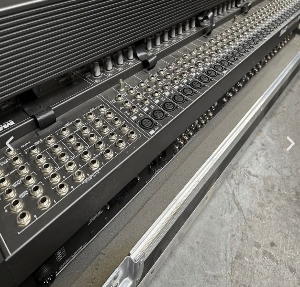 Mackie 32•8 8-Bus Analog Mixing Console with Meter Bridge - 32