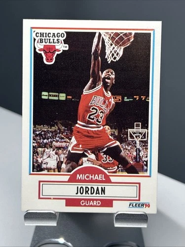 1990-91 Fleer - Michael Jordan #26 Black Line Above Biographical Information i73